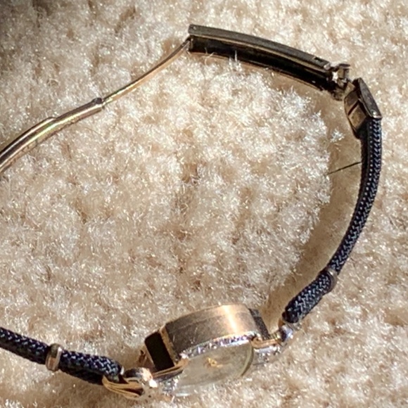 Women’s tiny 14k gold watch with strap band. - Picture 7 of 10